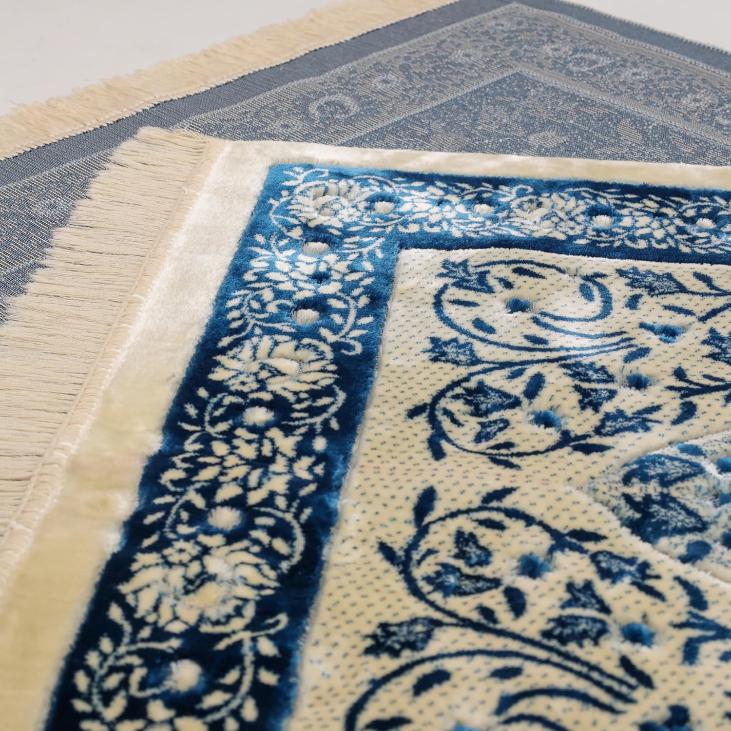 Turkish Velvet Muslim Prayer Rug – Soft Plush Islamic Sajada Mat (2'2" x 3'7")