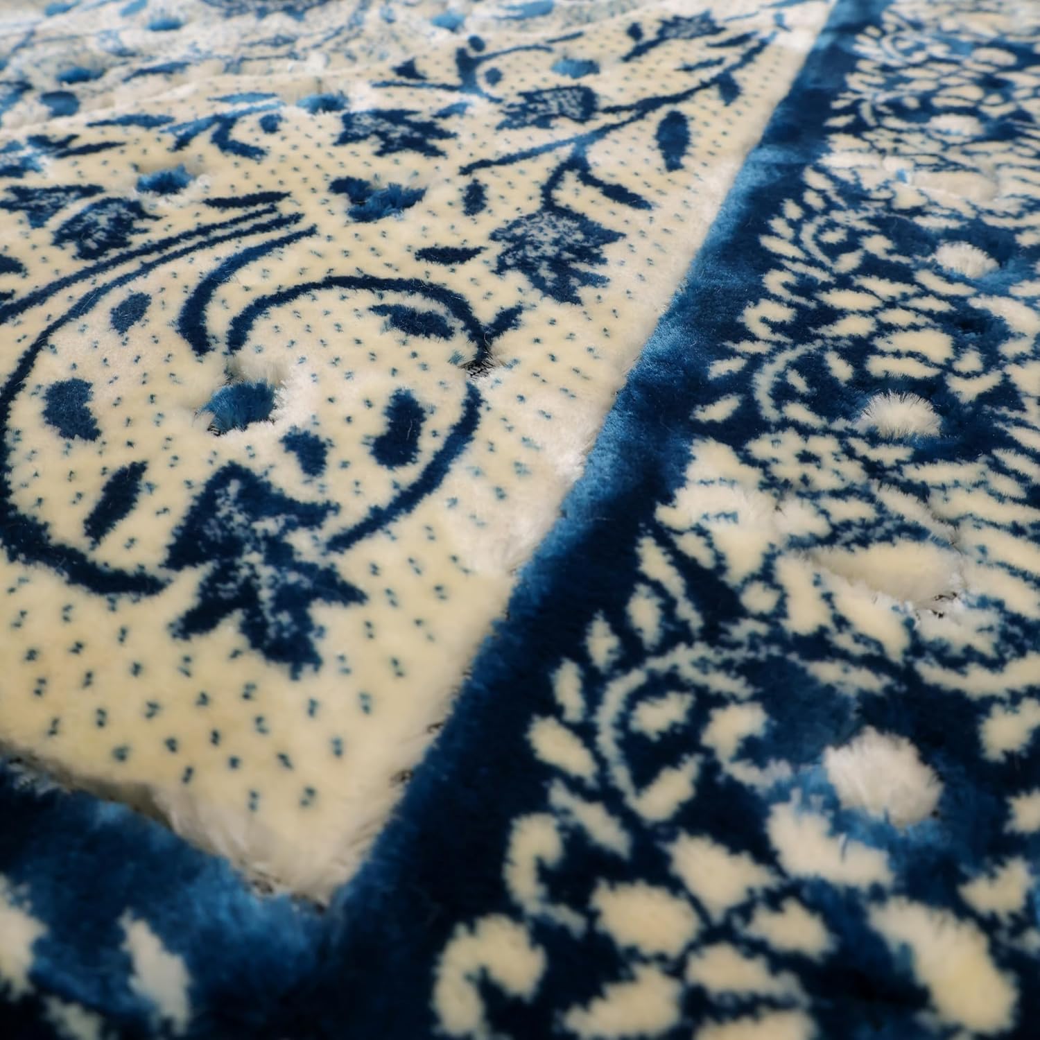 Turkish Velvet Muslim Prayer Rug – Soft Plush Islamic Sajada Mat (2'2" x 3'7")